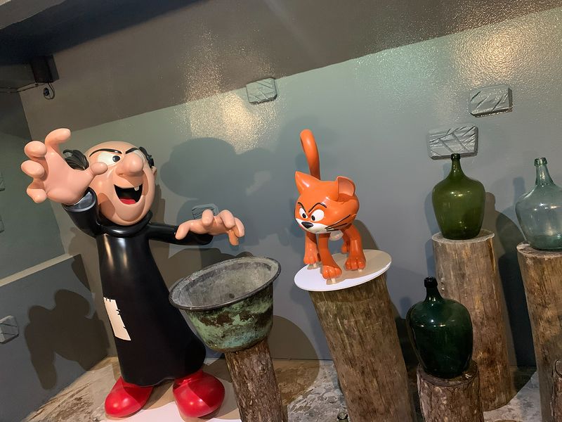 Gargamel und sein Kater Azrael in der Zauberküche, zwischen alten Glasflaschen und einem Kupferkessel. Foto: © Wolfgang DeMarco / ZIBINGU