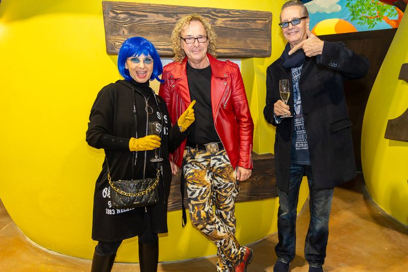 VIP-Eröffnung der Schlumpfwelt Traiskirchen: Domino Blue, Kreativdirektor Wolfgang DeMarco und Tom Blue. Foto: Schlumpfwelt Traiskirchen / René Brunhözl